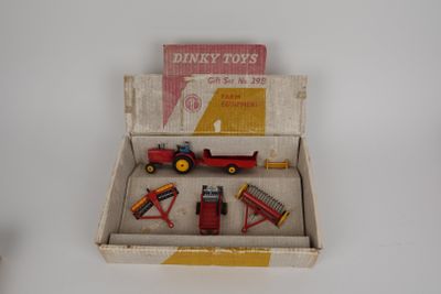 une boîte contenant une petite voiture de course et d'autres objets