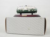 une petite maquette de bateau posée sur une boîte