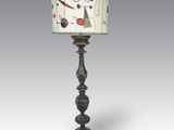 une lampe noire surmontée d'un abat-jour blanc