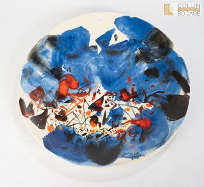 une assiette avec une peinture sur une surface blanche