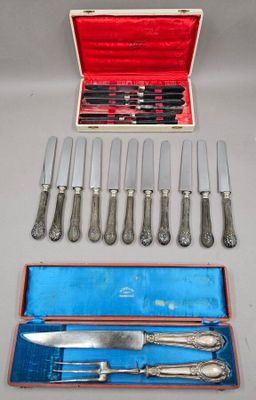 un service d'argenterie dans un coffret rouge contenant six couteaux et six couteaux