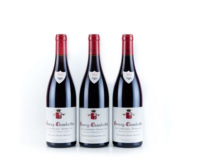 trois bouteilles de vin rouge posées sur une table blanche