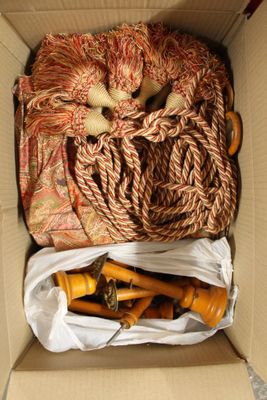 une boîte remplie de laine et d'autres objets