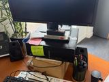 un bureau d'ordinateur avec un clavier, une souris et un écran