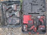 deux outils dans une mallette posée par terre