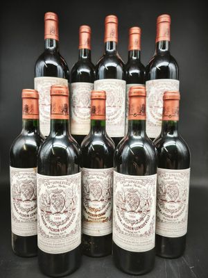 six bouteilles de vin rouge sont alignées