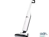 gros plan d'un aspirateur sur fond blanc