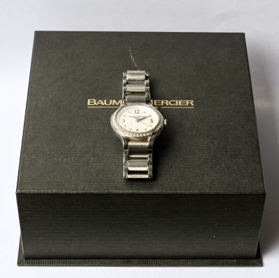 une montre posée sur une boîte