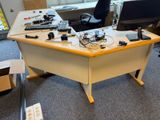 un bureau sur lequel se trouvent un écran d'ordinateur, un clavier, une souris et d'autres objets