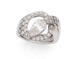 gros plan d'une bague en diamant sur fond blanc