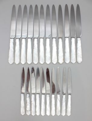 a lot of knives that are sitting on a table