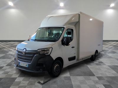 la photo d'une camionnette blanche garée dans une grande pièce
