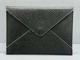 une photo montrant une enveloppe noire posée sur une table