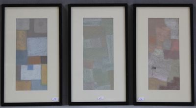 trois œuvres d'art encadrées, de couleurs et de formes différentes, accrochées au mur
