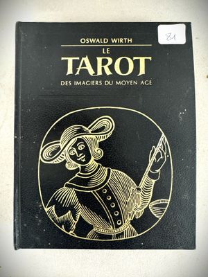 un livre noir et doré sur lequel figure l'image d'un homme coiffé d'un chapeau