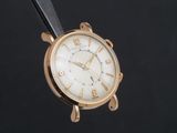 une image d'un gros plan d'une montre-bracelet sur un fond noir