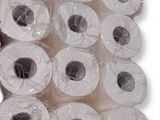 plusieurs rouleaux de papier toilette rangés dans une boîte