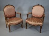 paire de fauteuils de style Louis XV avec assises rembourrées de velours rose