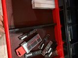 une boîte à outils rouge contenant tout un tas d'outils