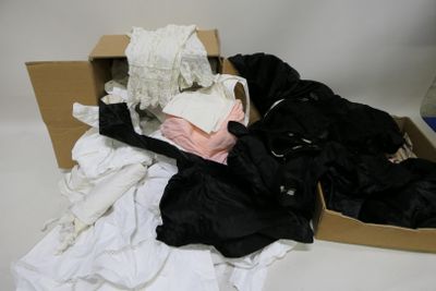 une boîte en carton contenant une pile de vêtements