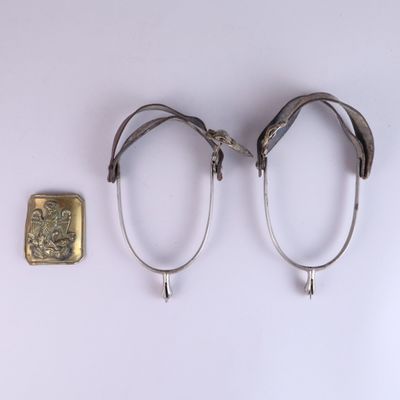deux paires de lunettes placées l'une à côté de l'autre