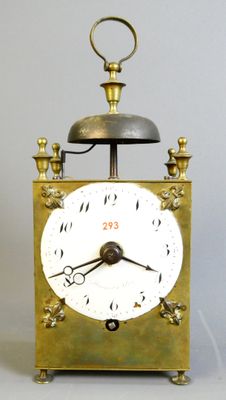 une petite horloge surmontée d'une clochette