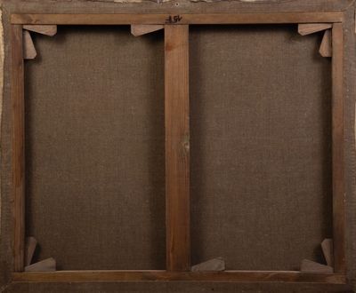 un vieux cadre en bois avec un tableau accroché sur le côté