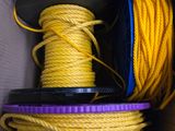 une boîte contenant une corde jaune et une bobine violette