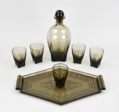 quatre verres et une carafe posés sur un plateau