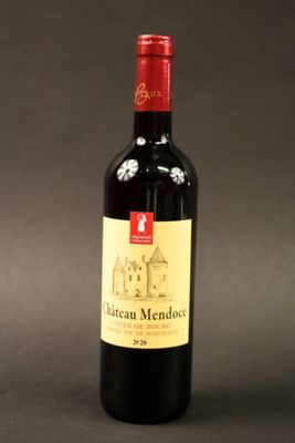une bouteille de vin posée sur une table
