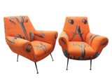 une paire de chaises orange ornées de motifs bleus et noirs