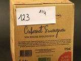 une boîte de vin posée sur une table, avec une étiquette de prix dessus
