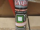 une canette de Carbuzz posée sur une boîte en carton