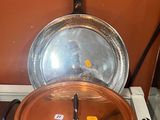 des casseroles et des poêles posées sur une cuisinière dans une cuisine