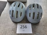 Deux casques sont posés l'un à côté de l'autre sur le sol