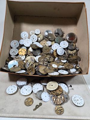 Très important lot ( des dizaines) de mouvements de montres …