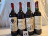 trois bouteilles de vin rouge sont alignées sur une table