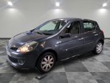 la photo d'une voiture grise garée dans un garage
