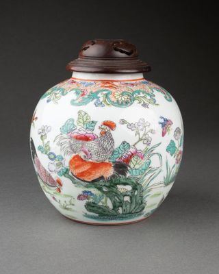 CHINE - XXe siècle. Petite POTICHE à décor de poules et coqs…