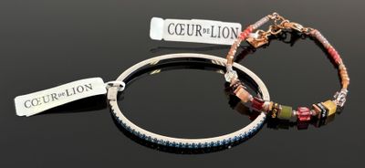 deux bracelets posés sur une table