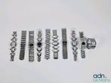 un grand nombre de montres posées sur la table