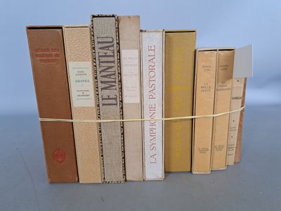 Plusieurs livres sont empilés les uns à côté des autres sur une table