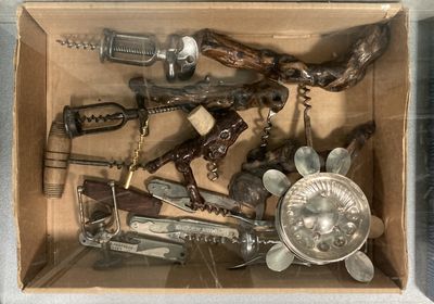 une boîte remplie d'objets assortis qui s'y trouvent