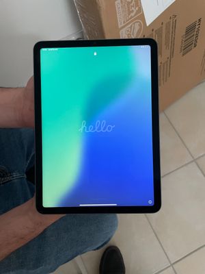 une personne tenant une tablette sur laquelle est écrit « bonjour », devant une boîte