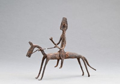 statue représentant une femme à cheval, avec un homme sur le dos