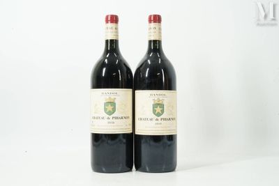 deux bouteilles de vin posées l'une à côté de l'autre sur une table