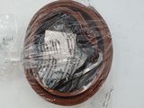 un fil marron recouvert de plastique posé sur une table blanche