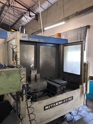 une machine qui se trouve à l'intérieur d'un bâtiment