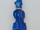 un objet bleu en forme de violon accroché au mur