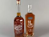 deux bouteilles de whisky posées l'une à côté de l'autre sur une table